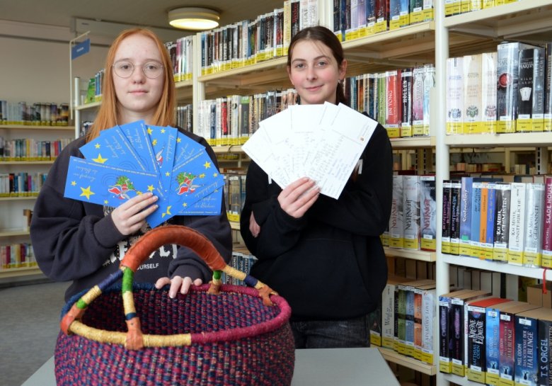 Zwei junge Frauen bei der Verlosung