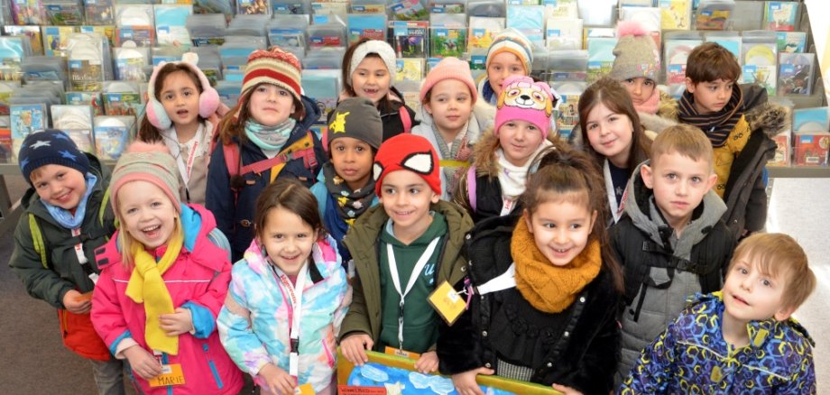 Gruppe mit Kindern zeigen den neuen Wandschmuck