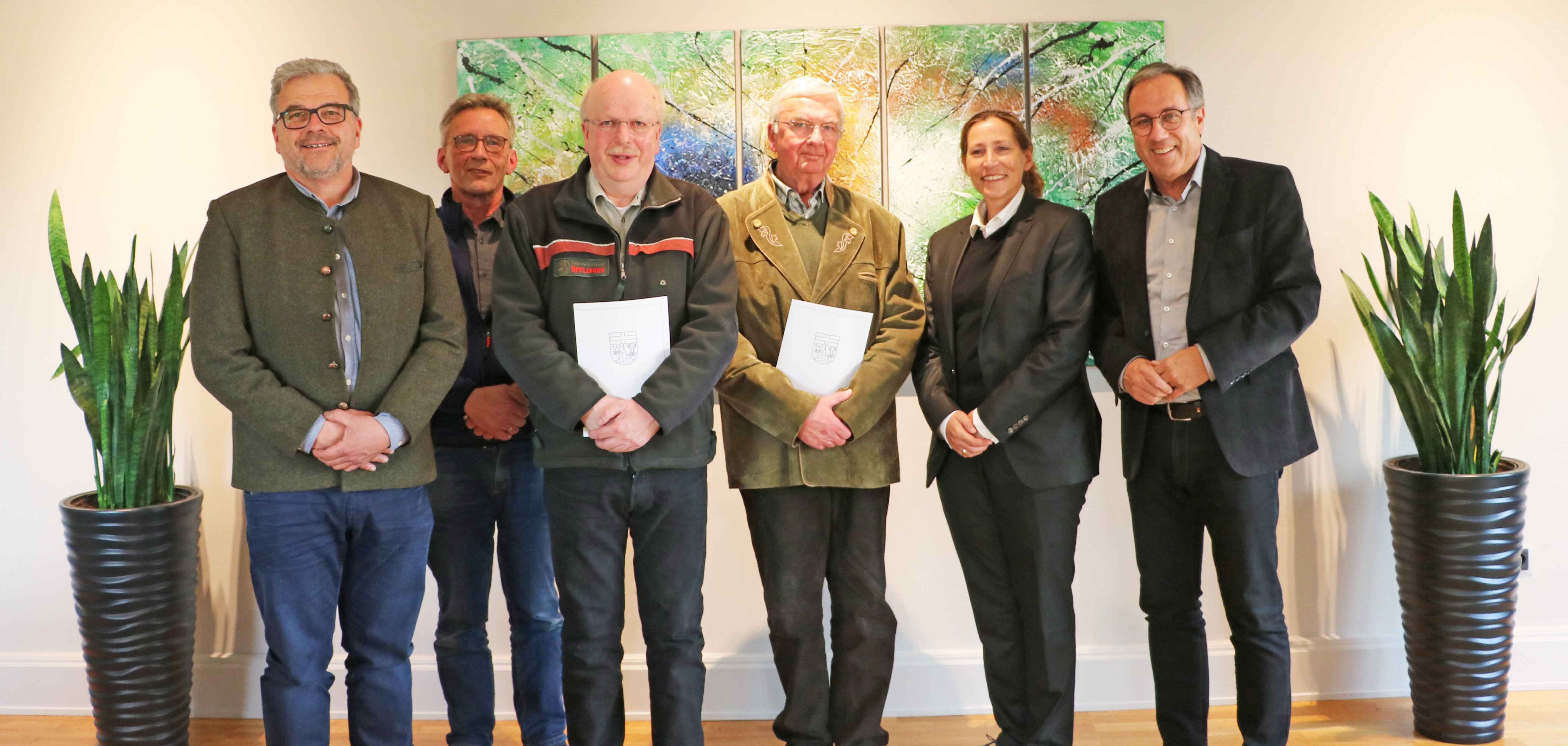 Landrat Gregor Eibes (r.) gratuliert dem neuen Kreisjagdmeister Franck Neygenfind (3.v.l.) und dessen Stellvertreter Guido Haag (l). Gleichzeitig bedankte er sich beim bisherigen Kreisjagdmeister Günter Vanck (3.v.r.) für sein langjähriges engagiertes Wirken. Ebenfalls im Bild Martina Scheffler-Behrens (2.v.r.) und Anton Klas (2.v.l.) von der Unteren Jagdbehörde.