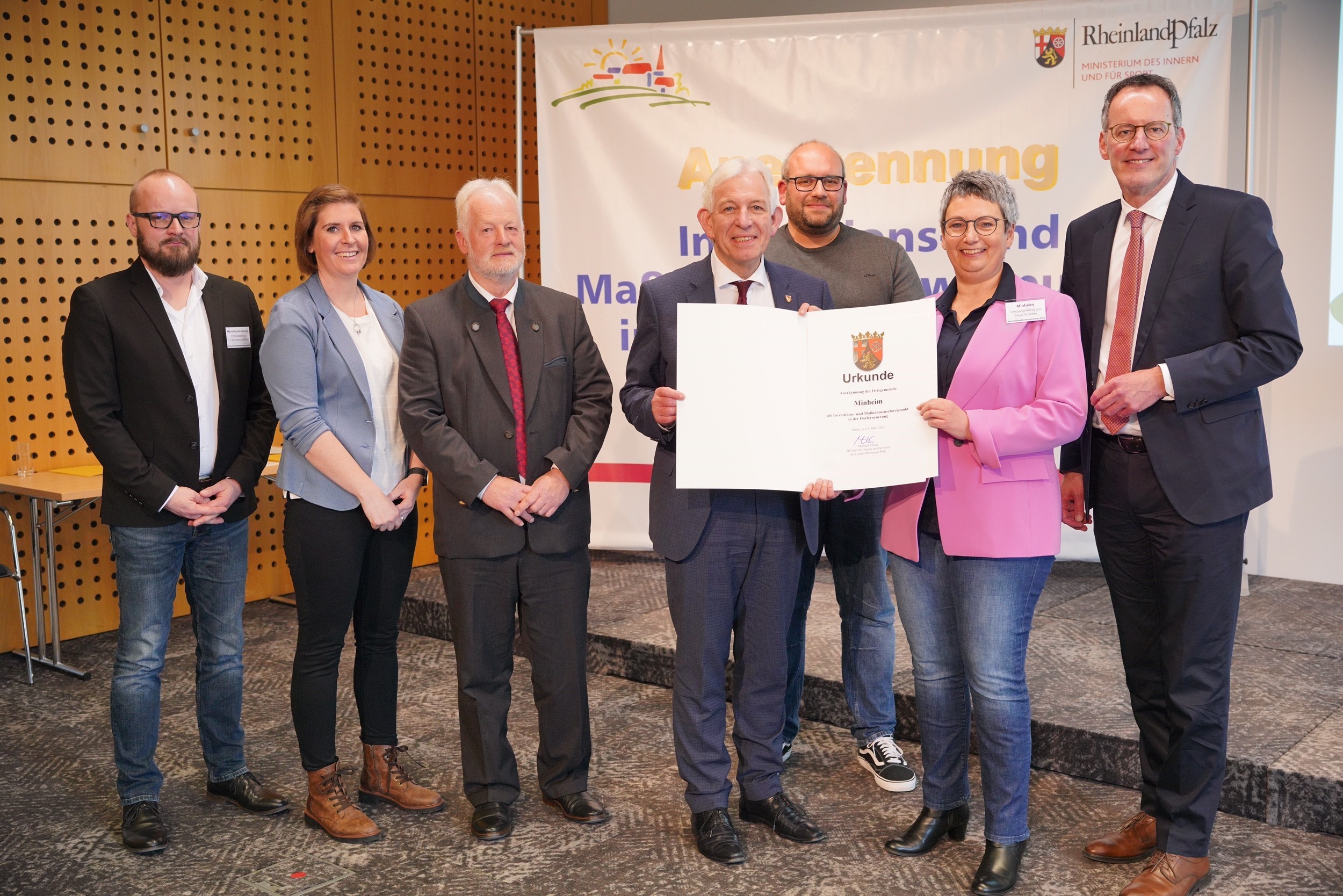 (von links) Mario Boiselle-Hempel, Dorferneuerungsbeauftragter des Landkreises; Andrea Später, Vorsitzende des Dorftreff Minheim, Andreas Bollig, 1. Beigeordneter der Ortsgemeinde; Leo Wächter, Bürgermeister der Verbandsgemeinde Bernkastel-Kues; Karl-Josef Diedrich; Sonja Scholtes, Ortsbürgermeisterin; Innenminister Michael Ebling (Foto: MdI RLP/Stephan Dinges)