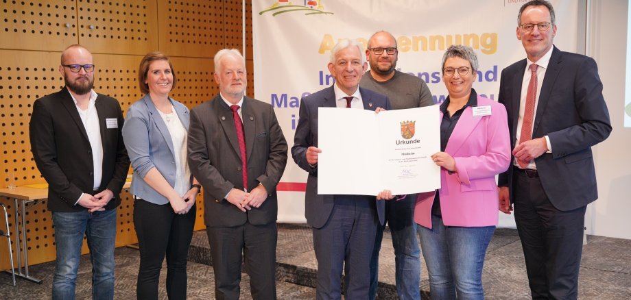 (von links) Mario Boiselle-Hempel, Dorferneuerungsbeauftragter des Landkreises; Andrea Später, Vorsitzende des Dorftreff Minheim, Andreas Bollig, 1. Beigeordneter der Ortsgemeinde; Leo Wächter, Bürgermeister der Verbandsgemeinde Bernkastel-Kues; Karl-Josef Diedrich; Sonja Scholtes, Ortsbürgermeisterin; Innenminister Michael Ebling (Foto: MdI RLP/Stephan Dinges)