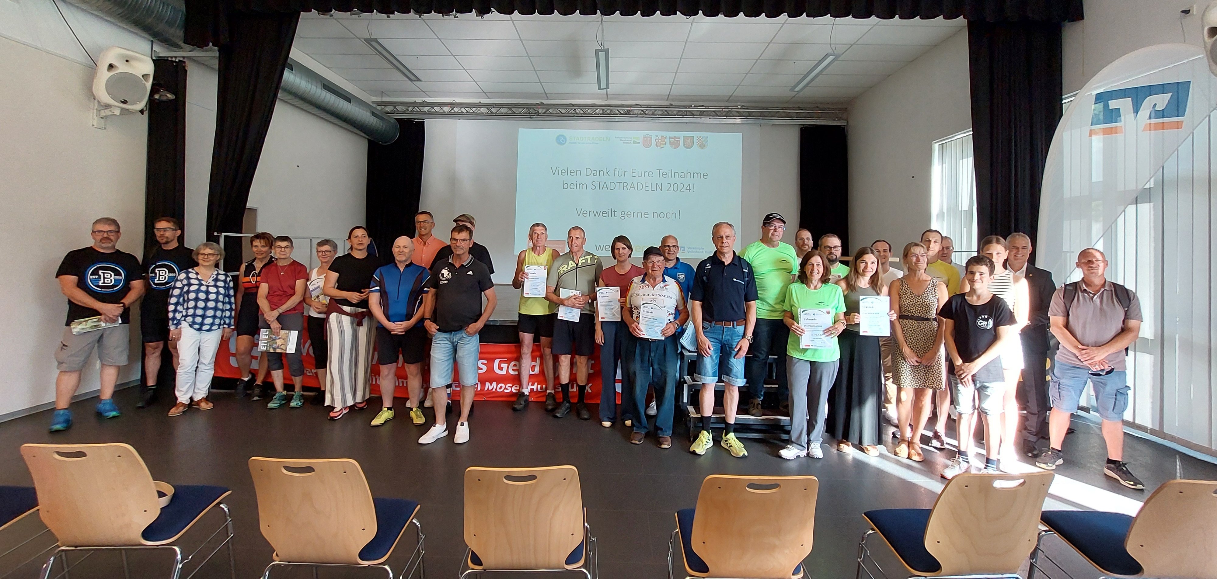 Teilnehmer der Aktion Stadtradeln bei der Preisverleihung