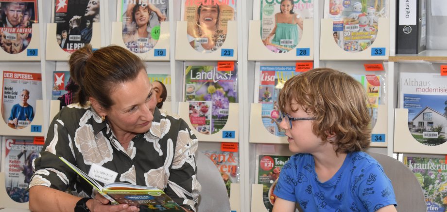 Erwachsenene Frau interviewt Kind