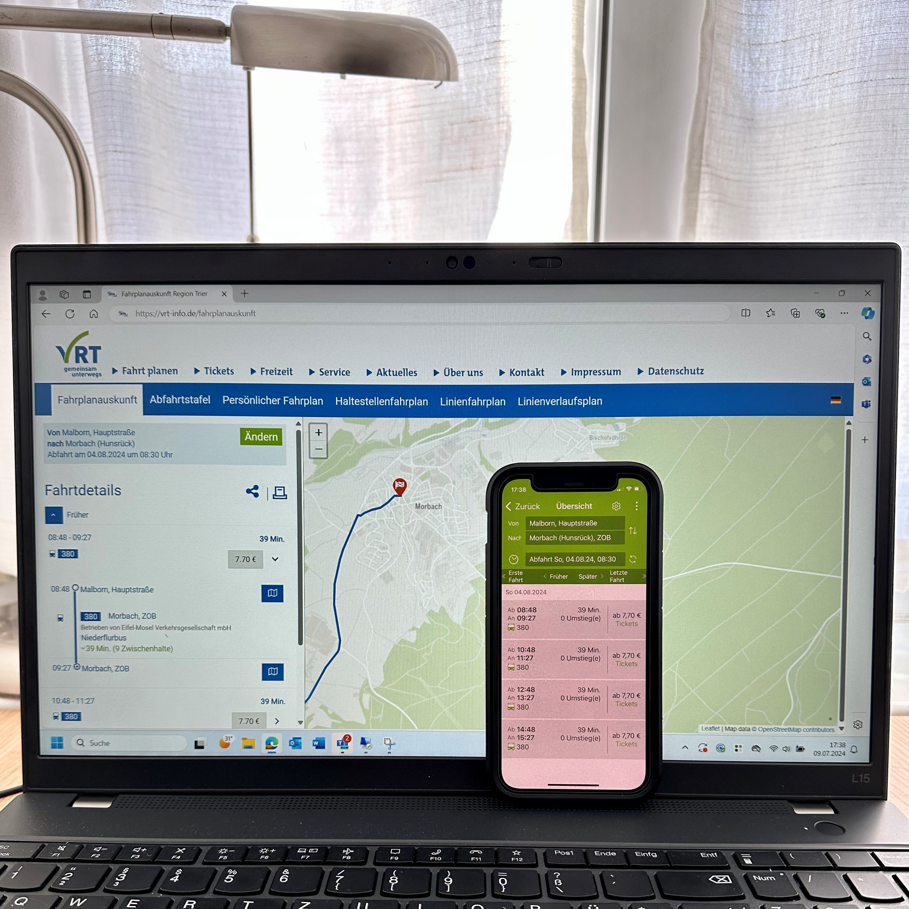 Monitor und Handy zeigen die VRT-App