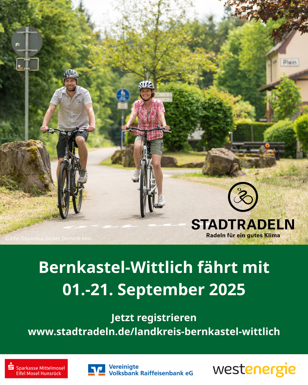 STADTRADELN Insta-Motive - 1 Zwei Personen fahren mit Fahrrädern auf einem asphaltierten Radweg durch eine grüne Landschaft, beide tragen Helme und sommerliche Kleidung. Im Hintergrund sind Bäume, ein Haus mit dem Schild „Plein“ und Verkehrsschilder zu sehen. Unten im Bild steht: „STADTRADELN – Radeln für ein gutes Klima. Bernkastel-Wittlich fährt mit 01.–21. September 2025. Jetzt registrieren www.stadtradeln.de/landkreis-bernkastel-wittlich“