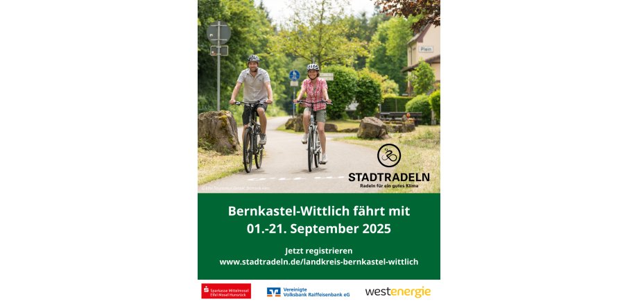 Zwei Personen fahren mit Fahrrädern auf einem asphaltierten Radweg durch eine grüne Landschaft, beide tragen Helme und sommerliche Kleidung. Im Hintergrund sind Bäume, ein Haus mit dem Schild „Plein“ und Verkehrsschilder zu sehen. Unten im Bild steht: „STADTRADELN – Radeln für ein gutes Klima. Bernkastel-Wittlich fährt mit 01.–21. September 2025. Jetzt registrieren www.stadtradeln.de/landkreis-bernkastel-wittlich“