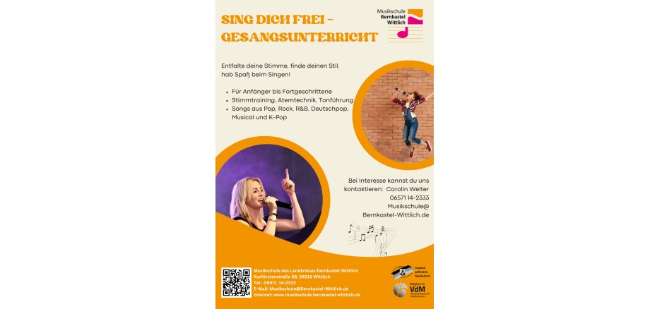 Plakat der Musikschule Bernkastel-Wittlich mit dem Titel „Sing dich frei – Gesangsunterricht“. Text: „Entfalte deine Stimme, finde deinen Stil, hab Spaß beim Singen! Für Anfänger bis Fortgeschrittene: Stimmtraining, Atemtechnik, Tonführung, Songs aus Pop, Rock, R&B, Deutschpop, Musical und K-Pop.“ Rechts ein rundes Foto eines Mädchens mit Mikrofon, das springt und singt; unten links ein rundes Foto einer Frau beim Singen auf einer Bühne. Kontakt: Carolin Welter, Telefon 06571 14-2333, E-Mail musikschule@bernkastel-wittlich.de