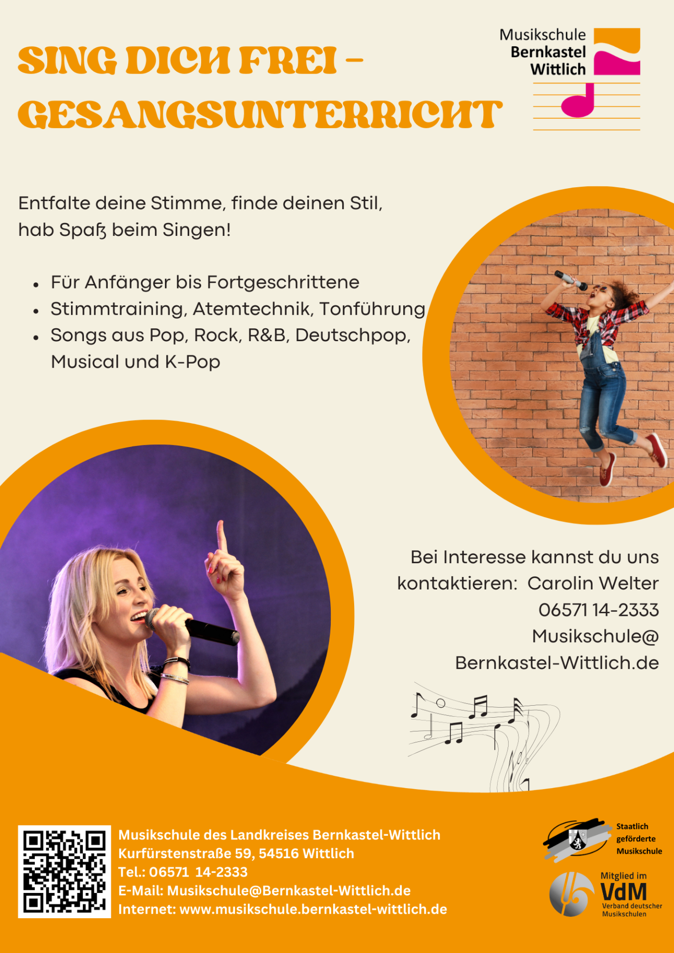 Plakat der Musikschule Bernkastel-Wittlich mit dem Titel „Sing dich frei – Gesangsunterricht“. Text: „Entfalte deine Stimme, finde deinen Stil, hab Spaß beim Singen! Für Anfänger bis Fortgeschrittene: Stimmtraining, Atemtechnik, Tonführung, Songs aus Pop, Rock, R&B, Deutschpop, Musical und K-Pop.“ Rechts ein rundes Foto eines Mädchens mit Mikrofon, das springt und singt; unten links ein rundes Foto einer Frau beim Singen auf einer Bühne. Kontakt: Carolin Welter, Telefon 06571 14-2333, E-Mail musikschule@bernkastel-wittlich.de